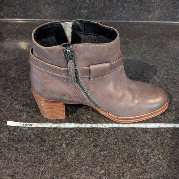 Size 38 (US 7.5) J Shoes leather ankle boots - Picture 6 of 10